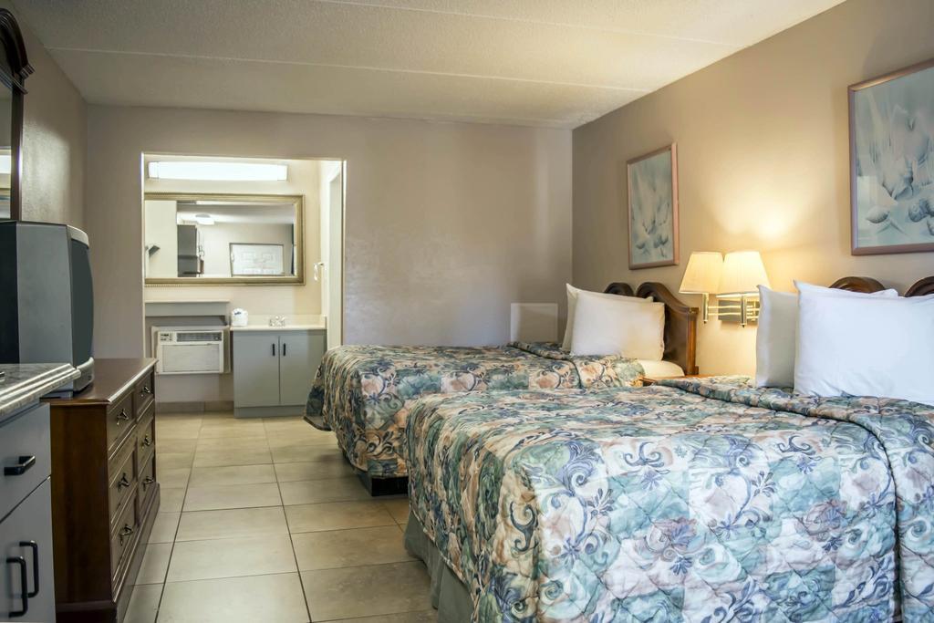 Rodeway Inn Clearwater-Dunedin Exterior photo