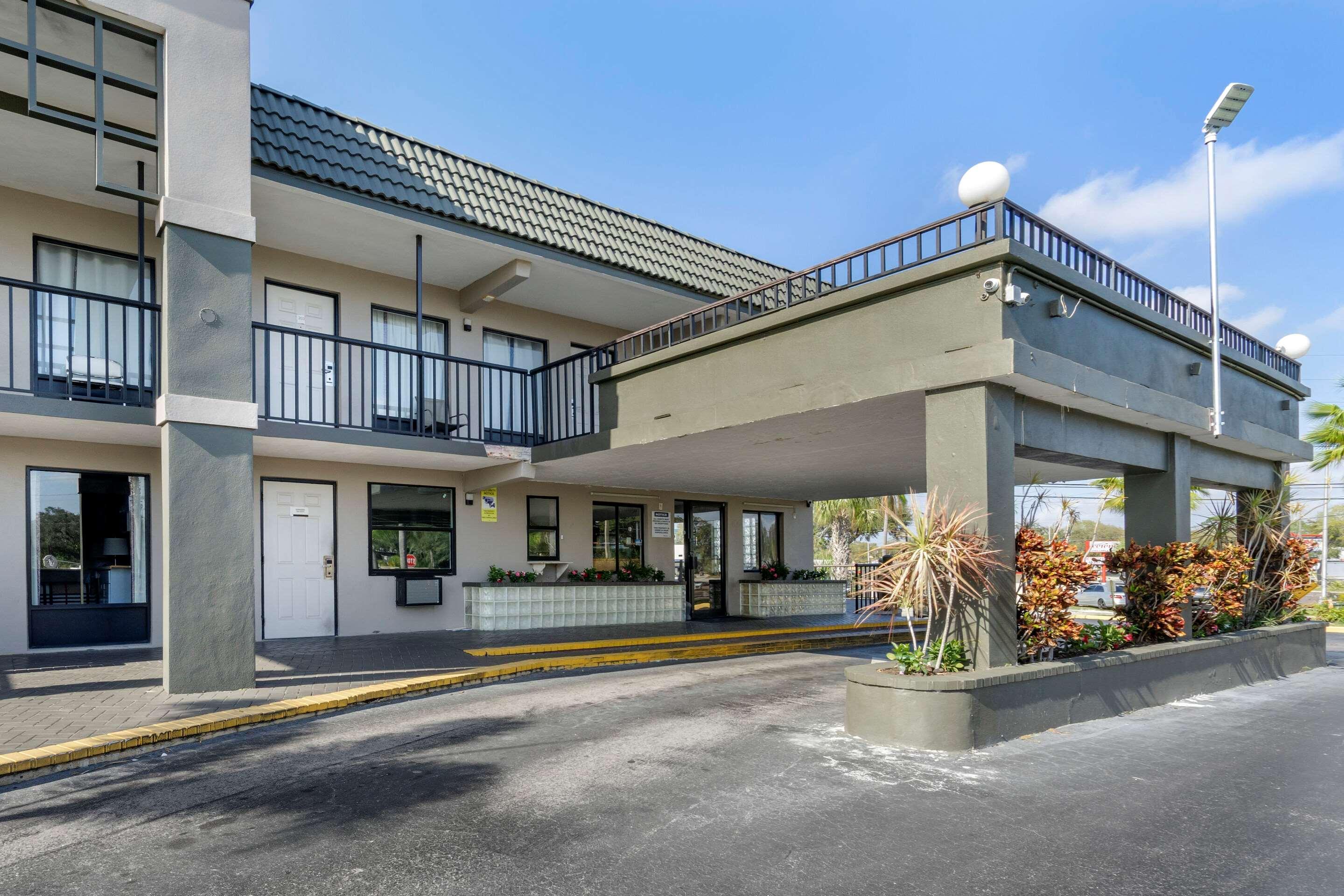 Rodeway Inn Clearwater-Dunedin Exterior photo